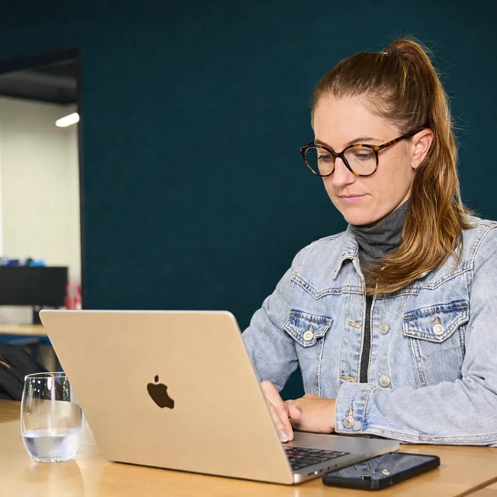 Mujer pagando online